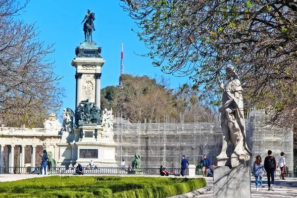 Madrid España Marzo 2017 Estatua Paseo Argentina Con Monumento Rey —  Fotos de Stock