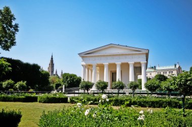 Theseus Tapınağı (Theseustempel), Atina'daki Hephaestus'un 2500 yıllık Atina tapınağının kopyası, Dor sütunları, Volksgarten (Halk Bahçesi), Viyana, Avusturya ile çevrili Neo-klasik tarzda