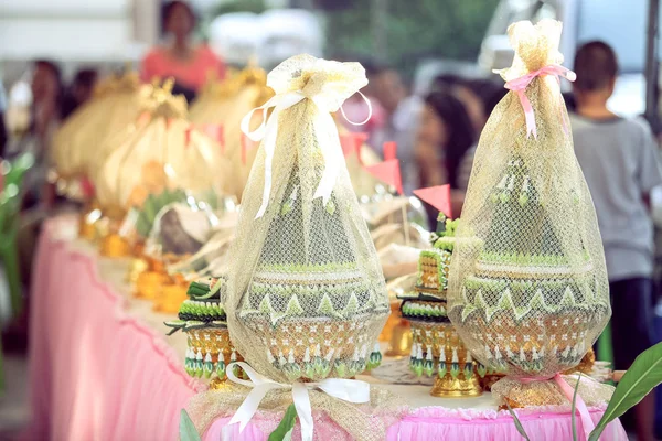 カーンマックと呼ばれる新郎の家族のパレードのための贈り物の伝統的なトレイは タイの文化的な婚約式で花嫁の家族に持って来ます — ストック写真