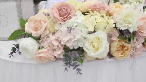 テーブルの上の結婚式の飾り — ストック動画