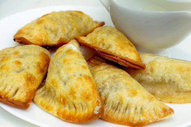 bir seramik plaka üzerinde lezzetli altın cheburek