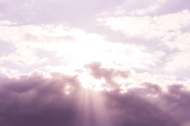 Güneş ışınları bulutları delip geçiyor