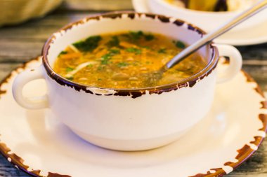 seramik bir fincan lezzetli çorba