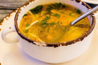 seramik bir fincan lezzetli çorba