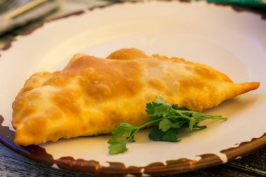 bir seramik plaka üzerinde lezzetli altın cheburek