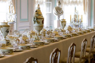 Zengince servis edilen yemek masası.