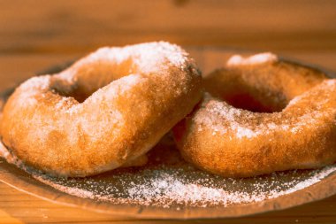 Şekerli kızarmış çörekler.