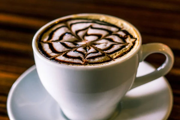 Café Capuchino Con Patrón Chocolate Una Taza Blanca —  Fotos de Stock