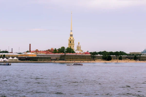 Nehirden St. Petersburg saraylarının manzarası