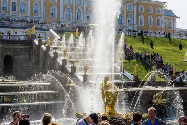 Peterhof 'un güzel çalışan pınarları
