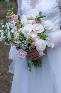 Gelinin elinde düğün buketi