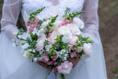 Gelinin elinde düğün buketi