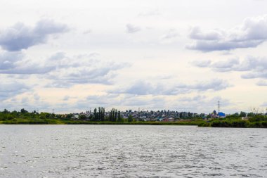 Gri göl kıyısı kasvetli havada