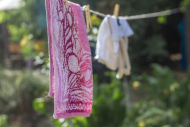 Elbiseler sokakta bir iple kurudu.