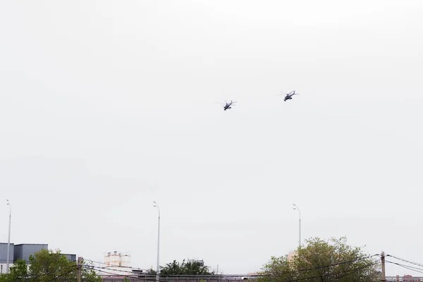 Dwa Małe Samoloty Pochmurnym Niebie Podczas Lotu — Zdjęcie stockowe