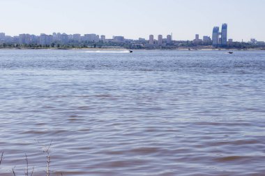 Mavi sakin nehir ve yeşillikte karşı kıyıda