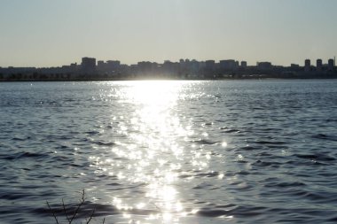 Güneşin gün batımı ışınları nehrin sularında oynar