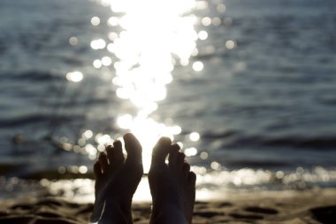 Güneşin gün batımı ışınları nehrin sularında oynar