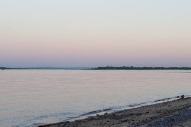 Pembe eflatun bir sisle nehirde gün batımı