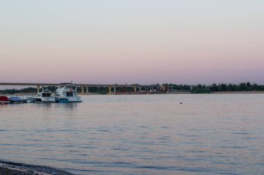 Pembe eflatun bir sisle nehirde gün batımı