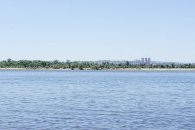 Mavi sakin nehir ve yeşillikte karşı kıyıda