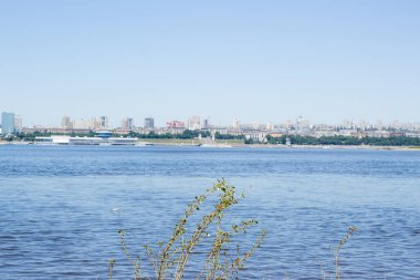 Mavi sakin nehir ve yeşillikte karşı kıyıda