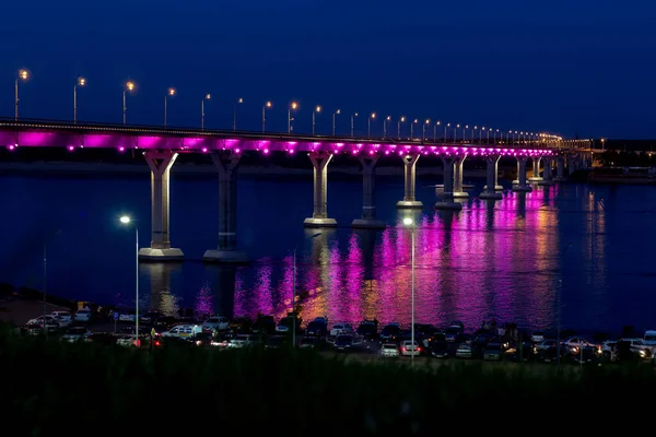 Bron Över Floden Lyser Natten Med Olika Färger — Stockfoto