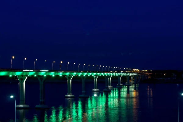 Puente Sobre Río Brilla Noche Con Diferentes Colores —  Fotos de Stock