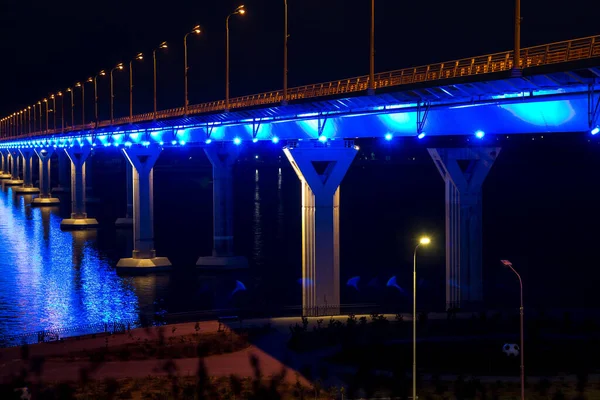 Die Brücke Über Den Fluss Leuchtet Der Nacht Verschiedenen Farben — Stockfoto