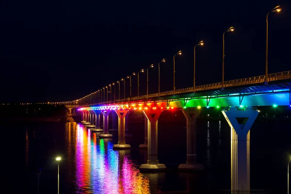 Puente Sobre Río Brilla Noche Con Diferentes Colores —  Fotos de Stock
