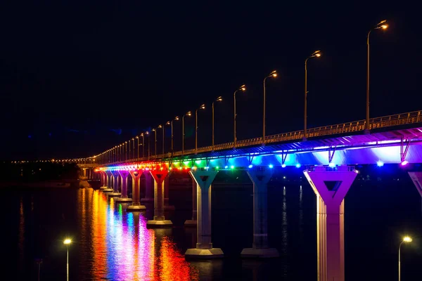 河上的桥闪烁着不同的光芒 — 图库照片