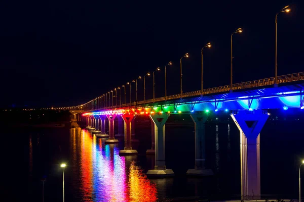 Puente Sobre Río Brilla Noche Con Diferentes Colores —  Fotos de Stock