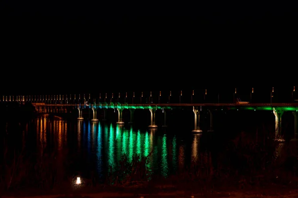 Ponte Sobre Rio Brilha Noite Com Cores Diferentes — Fotografia de Stock