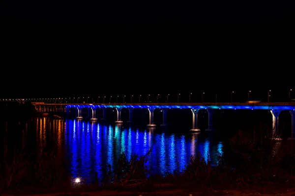 Die Brücke Über Den Fluss Leuchtet Der Nacht Verschiedenen Farben — Stockfoto