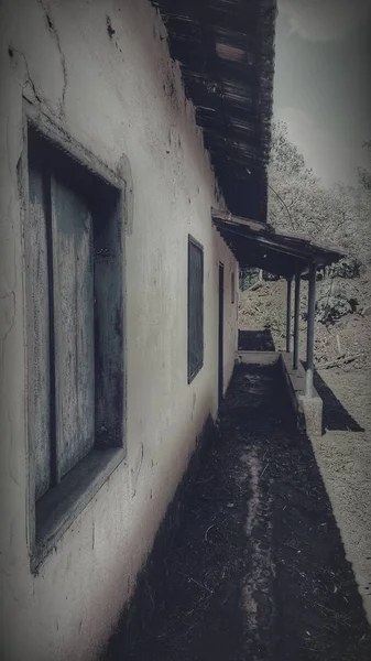 Siyah beyaz eski bir ev