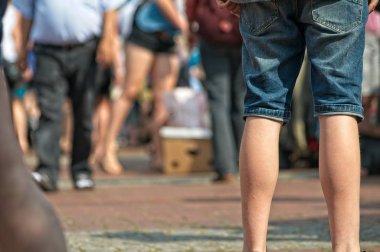 sokaklarda bir bit pazarında insanlar