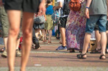 sokaklarda bir bit pazarında insanlar