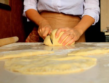 kadın elleri pizza hamuru yoğurma