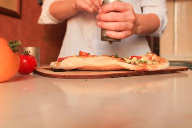 şef evde pizza hazırlar