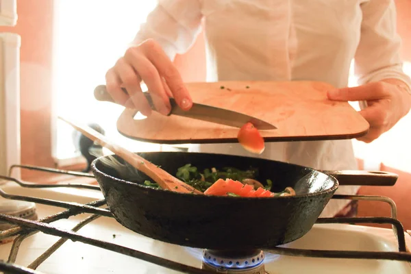 Cook förbereder ägg hemma — Stockfoto