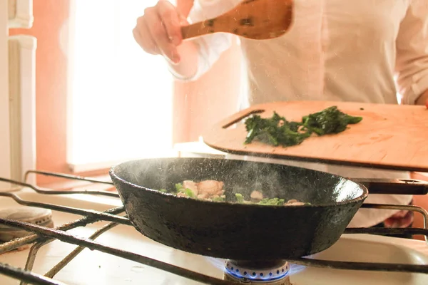 Cook förbereder ägg hemma — Stockfoto