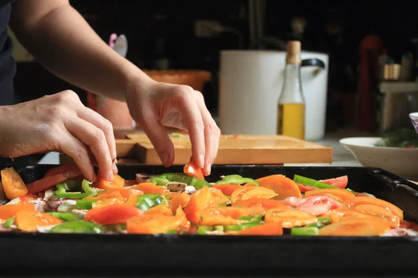 Kocken förbereder pizza hemma — Stockfoto