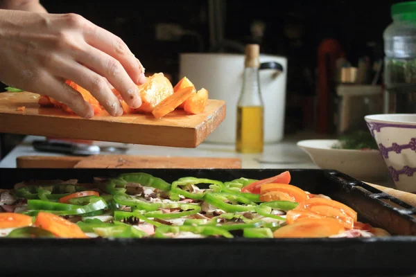 Chef prepares pizza at home — Stock Photo, Image