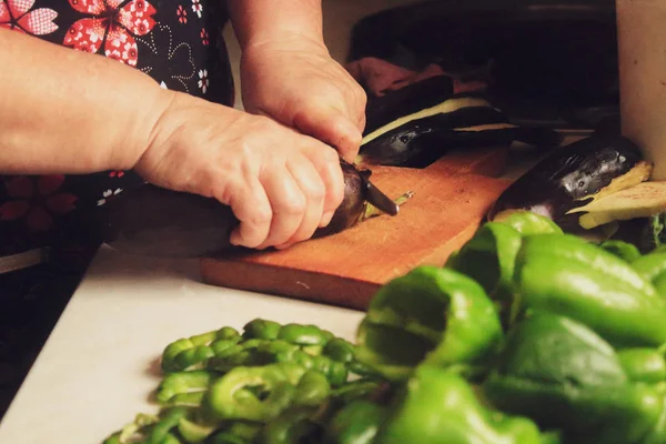 Mödrar händer skära grönsaker på köket — Stockfoto