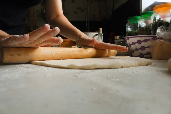 Mani della donna rotolamento pasta pizza — Foto Stock