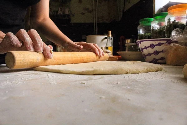 Kobiece ręce toczenia ciasta pizzy — Zdjęcie stockowe