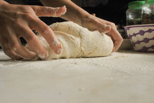 Le mani di donna impastano la pasta di pizza — Foto Stock