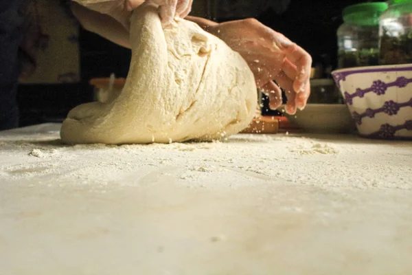 Kobiece ręce ugniatać ciasto do pizzy — Zdjęcie stockowe
