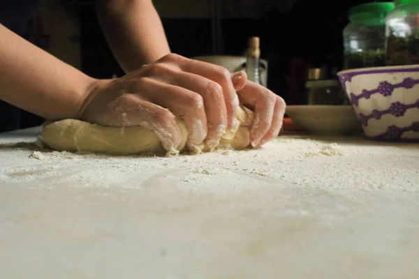 Kvinnans händer knåda pizzadeg — Stockfoto