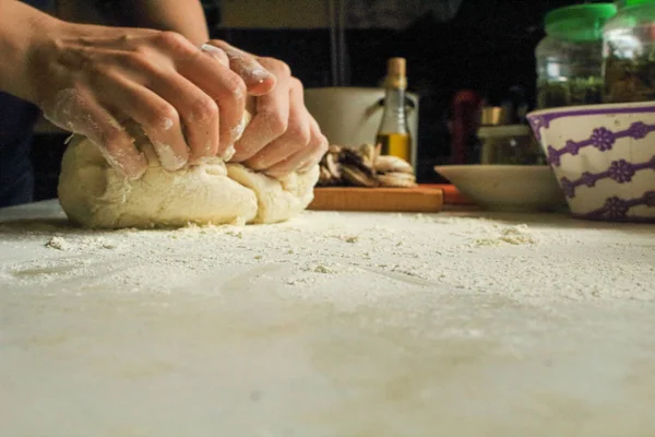 Le mani di donna impastano la pasta di pizza — Foto Stock